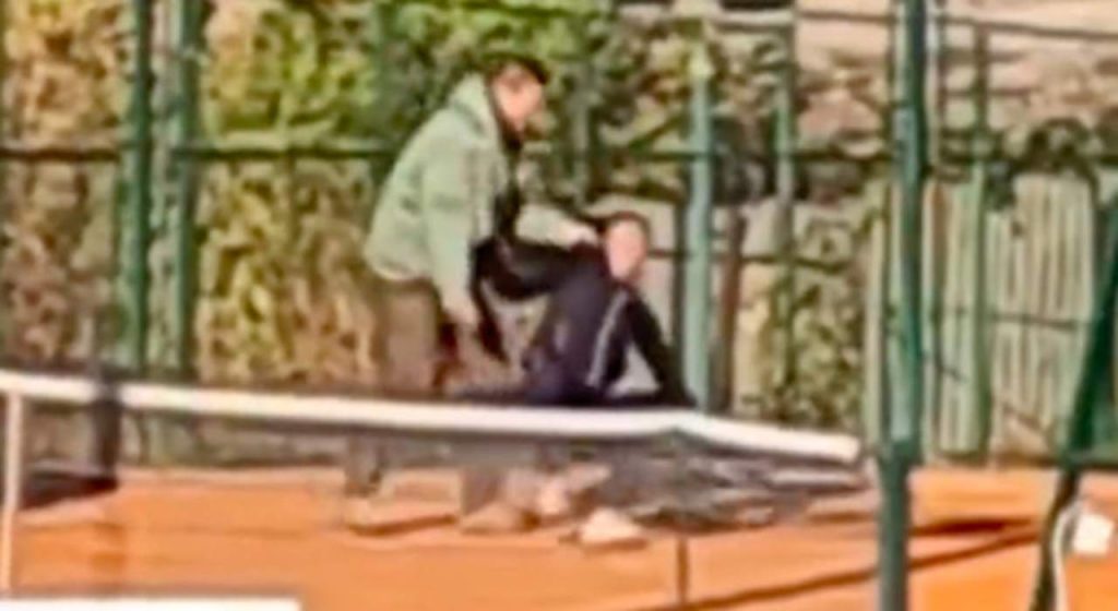 Calci e pugni alla figlia tennista 14enne: arrestato il padre grazie a video fatto su campo da gioco [VIDEO]