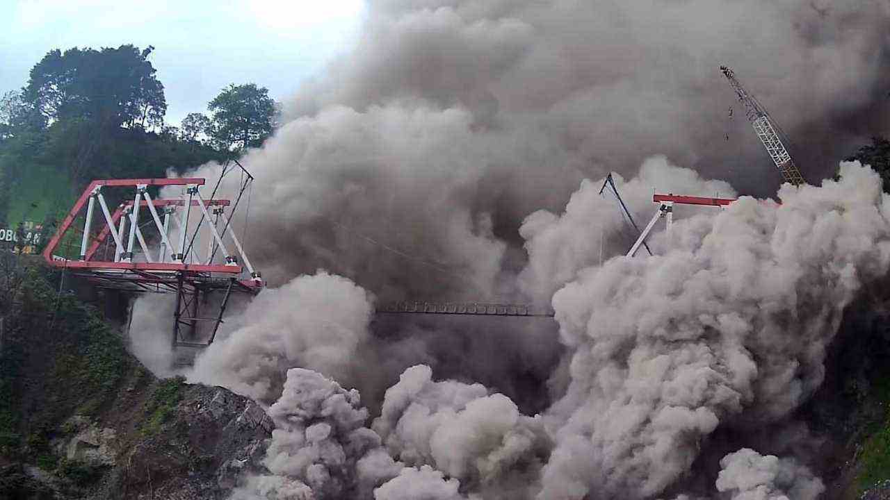 Vulcano monte Semeru nube 