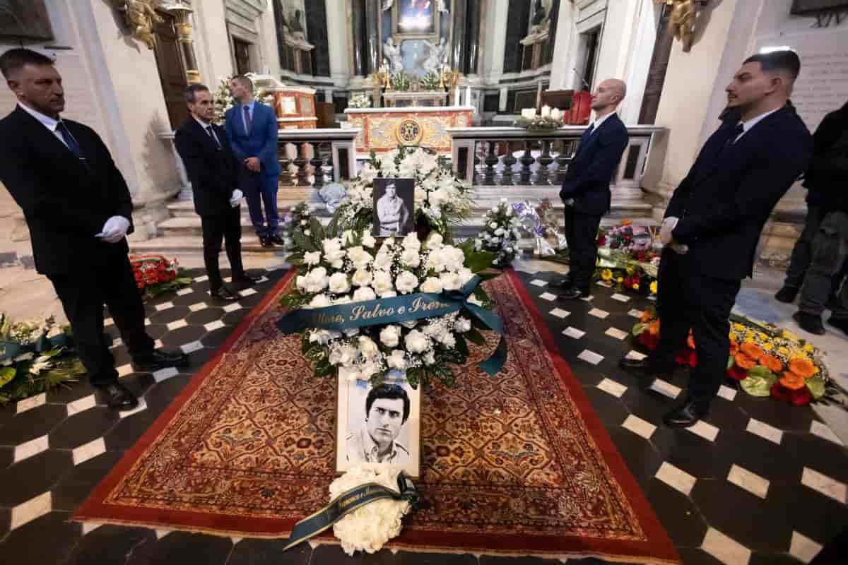 I funerali di Lando Buzzanca, il figlio: "Oggi non voglio piangere, papà voleva solo sorrisi" - meteoweek.com