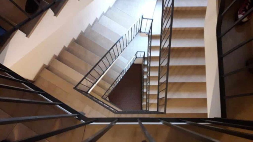 Precipita nella tromba delle scale, muore a 19 anni: aveva dimenticato le chiavi, nessuno gli ha aperto