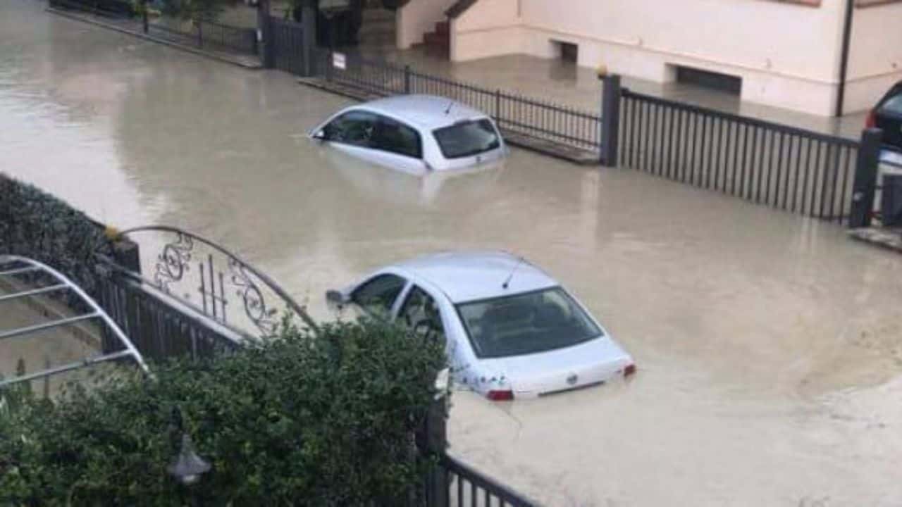 Violenta bomba d'acqua a Catanzaro, città in ginocchio sotto il nubifragio [VIDEO] - meteoweek.com