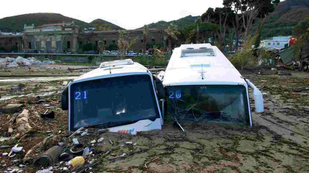 Ischia, anche i droni a Casamicciola per recuperare i corpi dal fango [VIDEO]