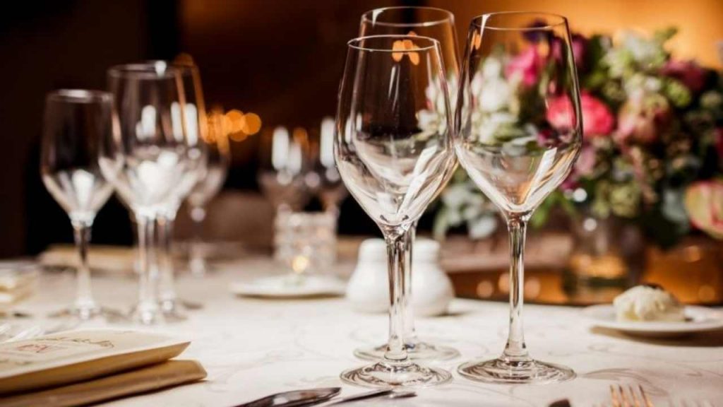 L’ex sindaco alle cameriere 18enni di un ristorante:«Dovete cambiare lavoro». E loro scoppiano in lacrime