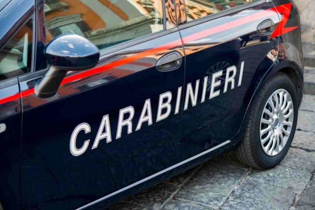 Coppia trovata senza vita in un lago di sangue, il figlio confessa: «Sentivo le voci dei fantasmi»
