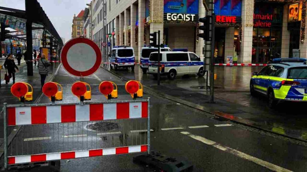 Uomo armato uccide la madre e si barrica in un centro commerciale con due ostaggi: intervengono le forze speciali
