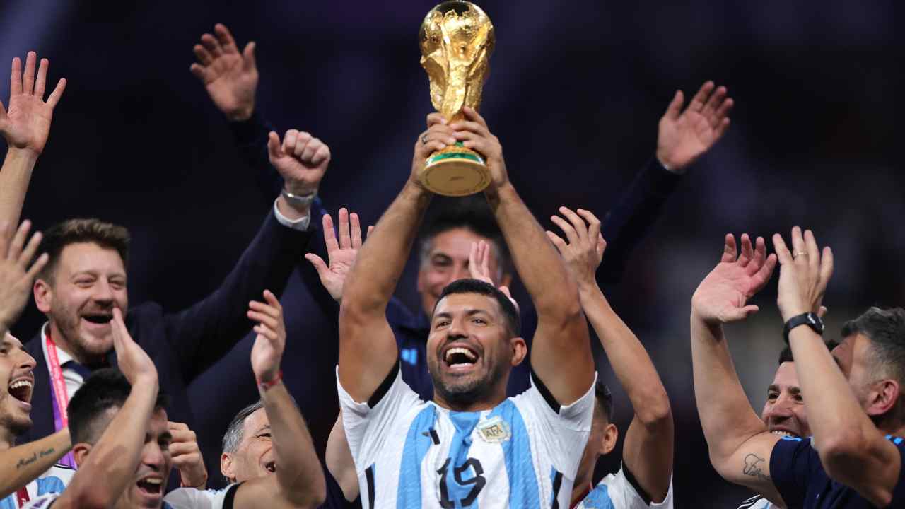 Kun Aguero solleva la coppa del mondo - credits: Ansa Foto. 27012023 MeteoWeek.com