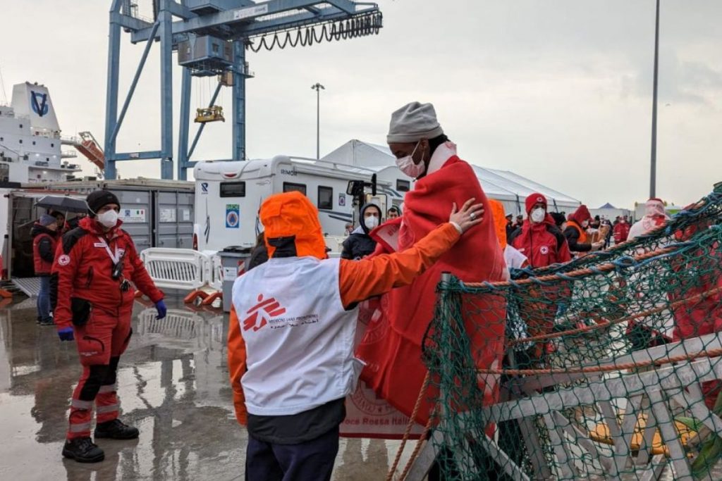 Migranti: la Geo Barents sbarca ad Ancona con 73 persone [VIDEO]