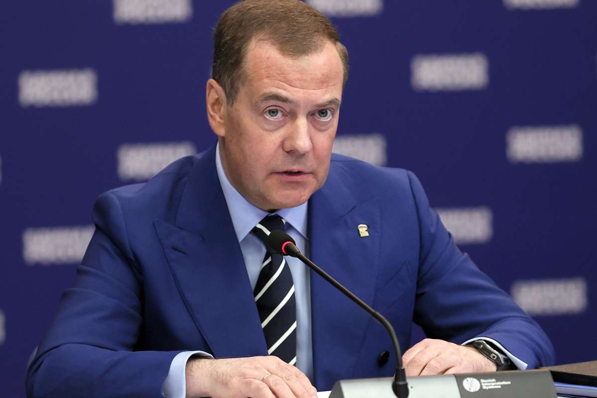 Russia, l'arresto di Putin sarebbe "una dichiarazione di guerra": le parole di Medvedev