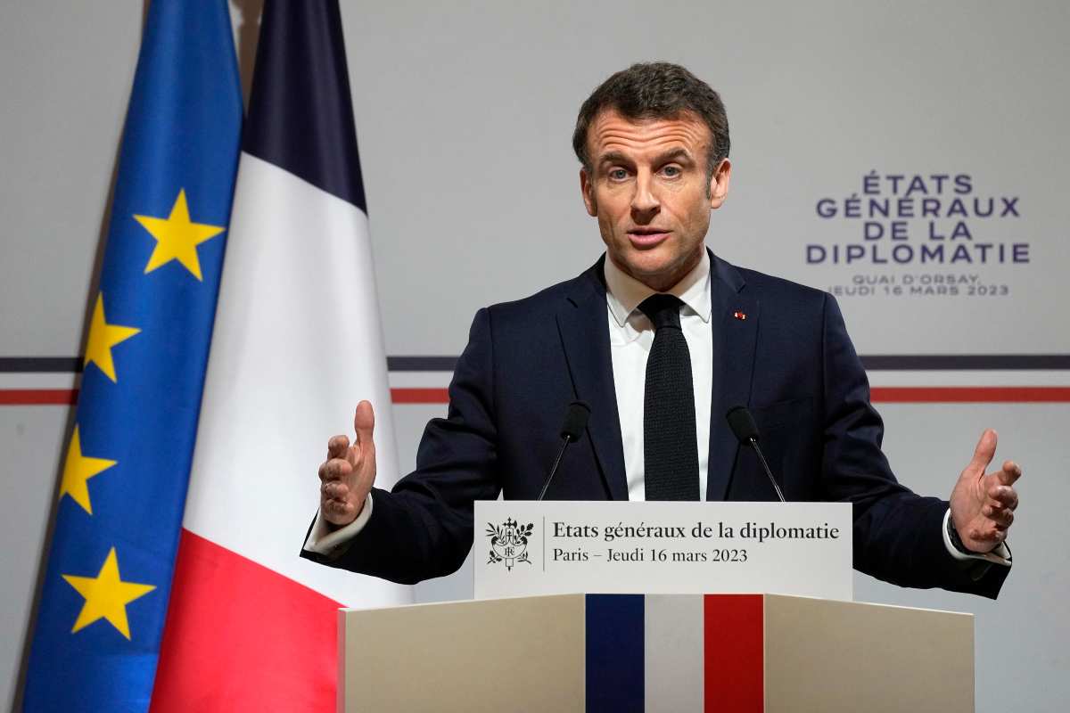 Francia, la riforma sulle pensioni viene approvata senza il consenso del Parlamento