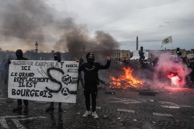 Francia, la riforma sulle pensioni viene approvata senza il consenso del Parlamento