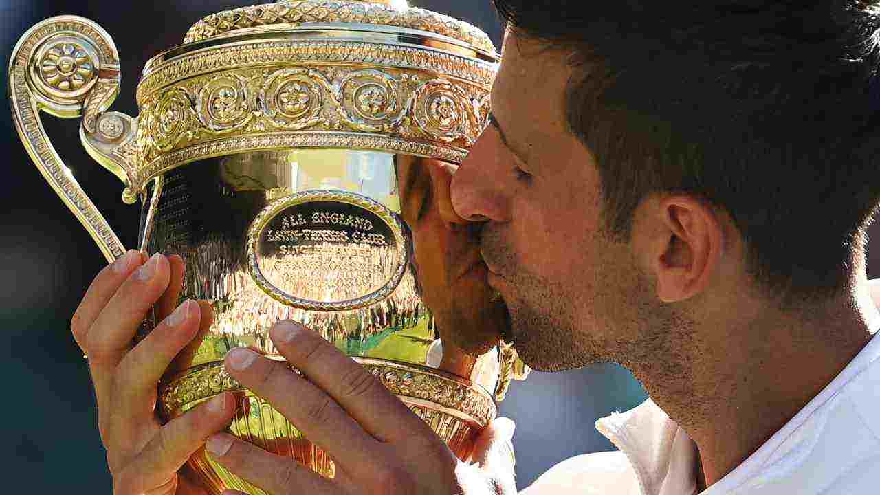 Djokovic con il trofeo di Wimbledon - credits: Ansa Foto. MeteoWeek.com
