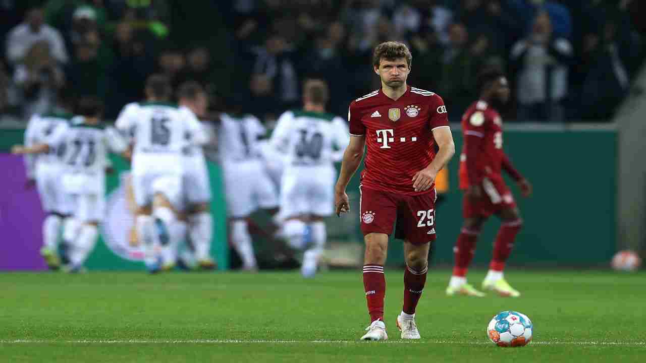 Muller (Bayern Monaco) sconsolato mentre il Gladbach sullo sfondo festeggia – credit: Getty Images