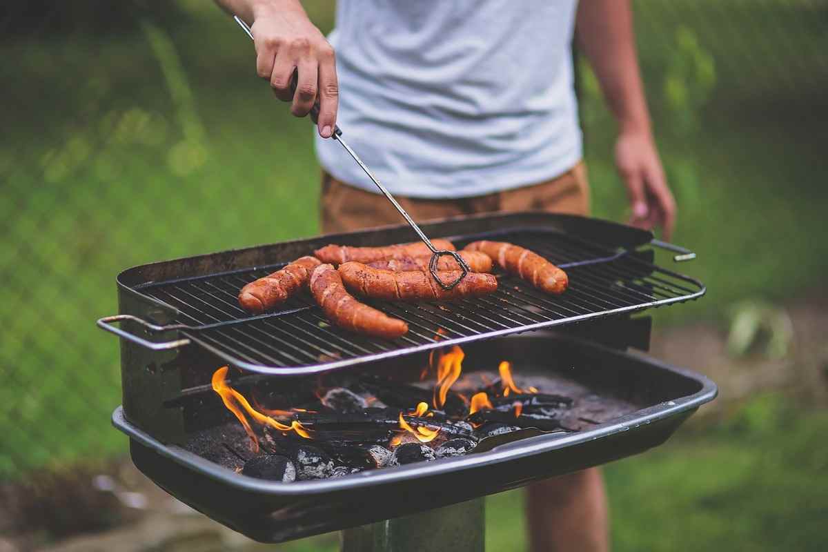 Uomo al barbecue