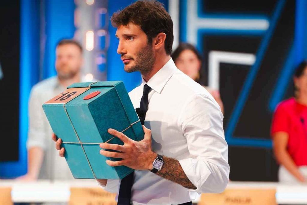 Affari Tuoi, il complimento della concorrente a Stefano De Martino imbarazza lo studio: “Così no”